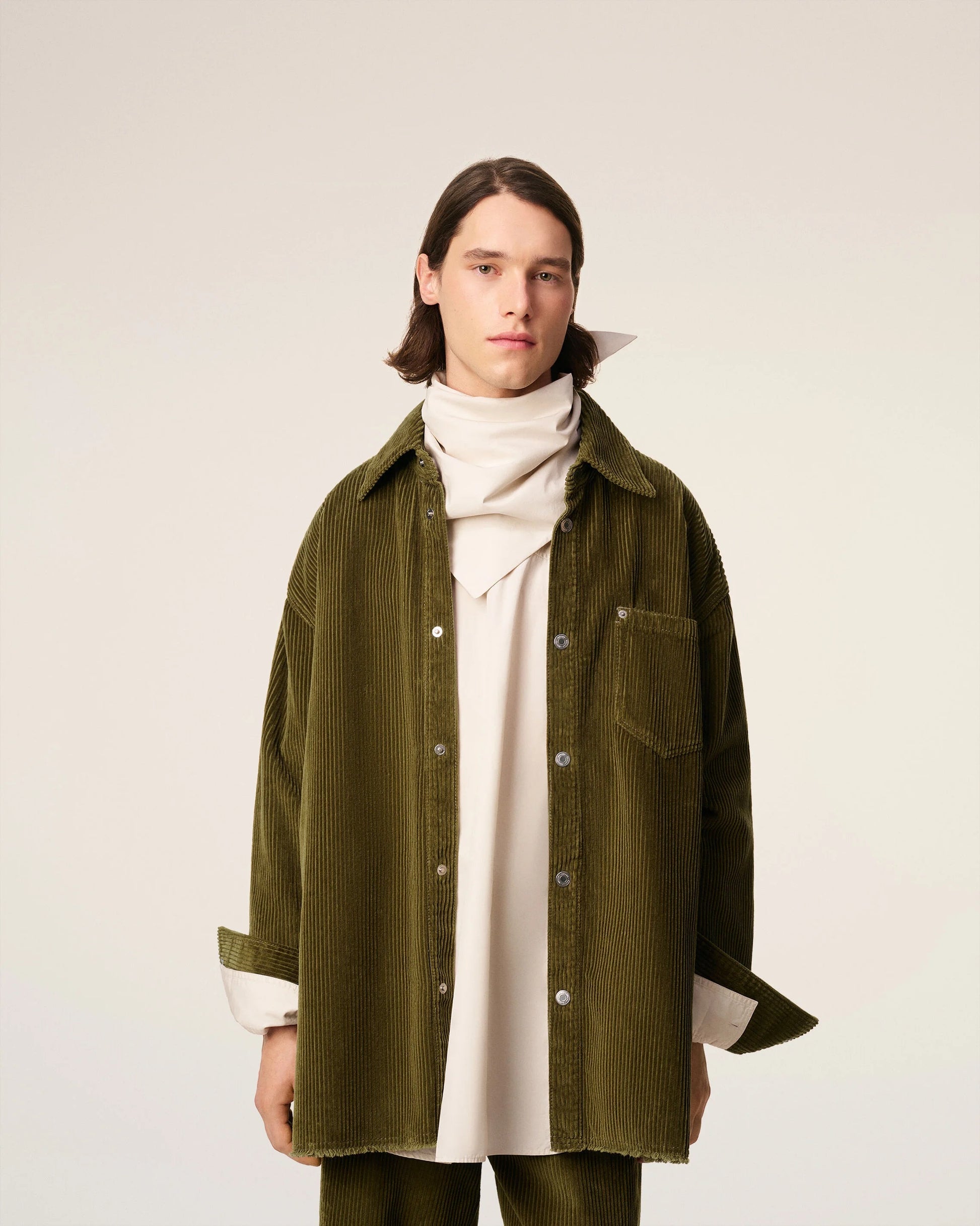 Überhemd aus grünem Baumwollcord mit seitlichem Schlitz