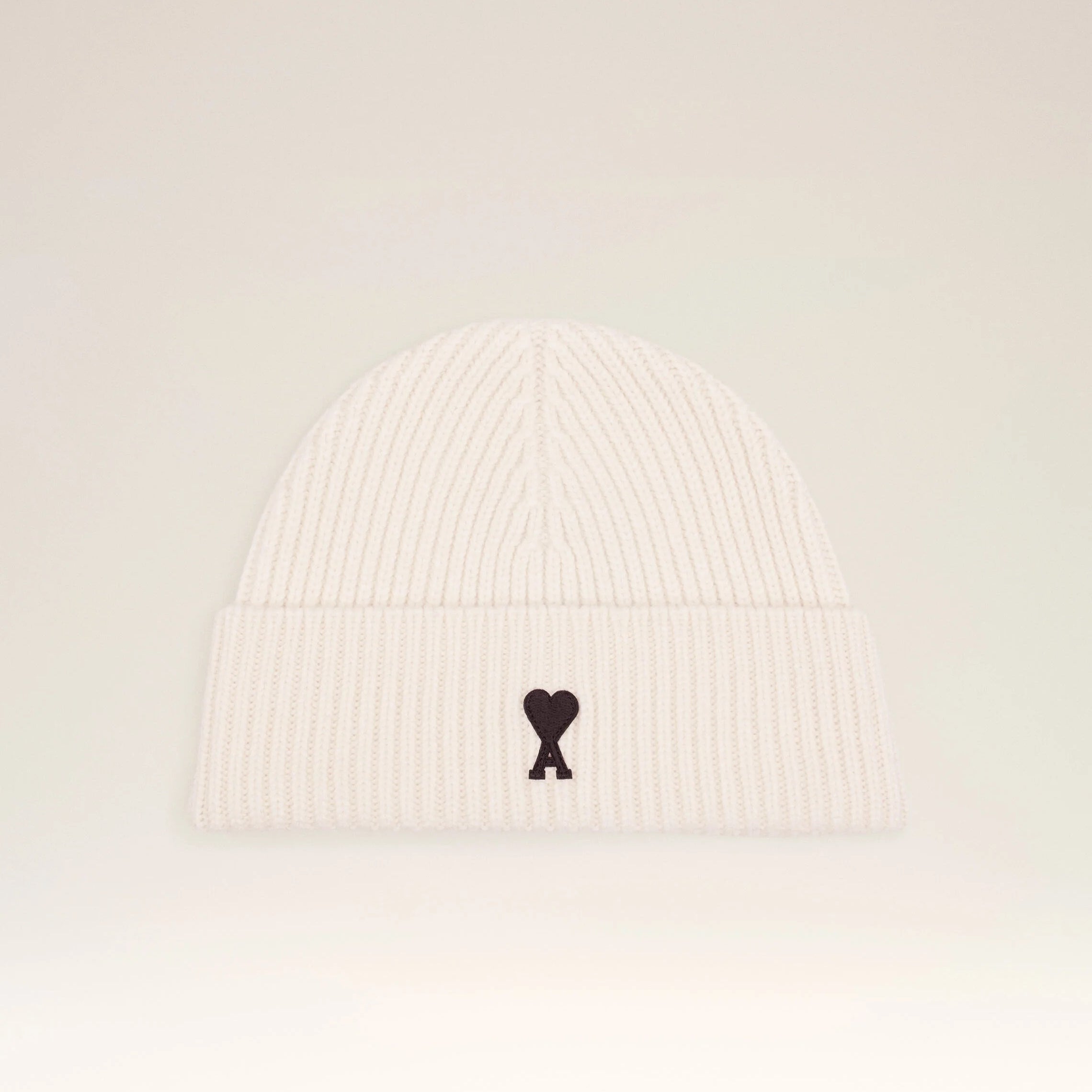 Mütze aus weißer Wolle