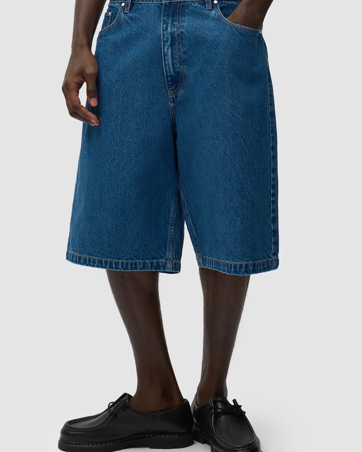 Round pocket Denim Shorts