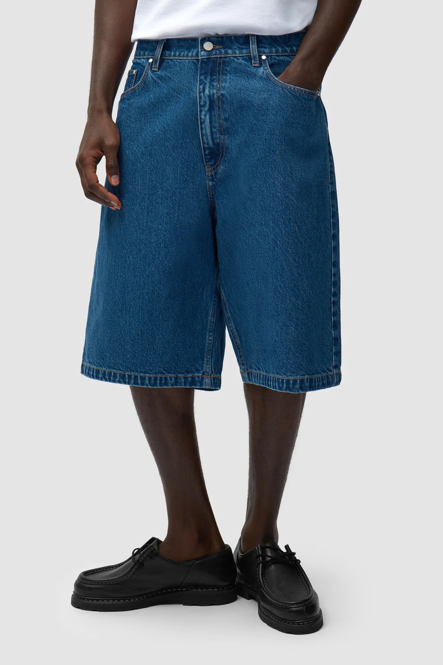 Round pocket Denim Shorts