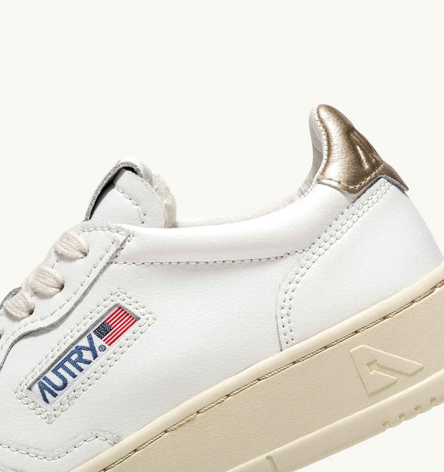 SNEAKERS MEDALIST LOW AUS LEDER IN WEISS UND GOLD METALLIC