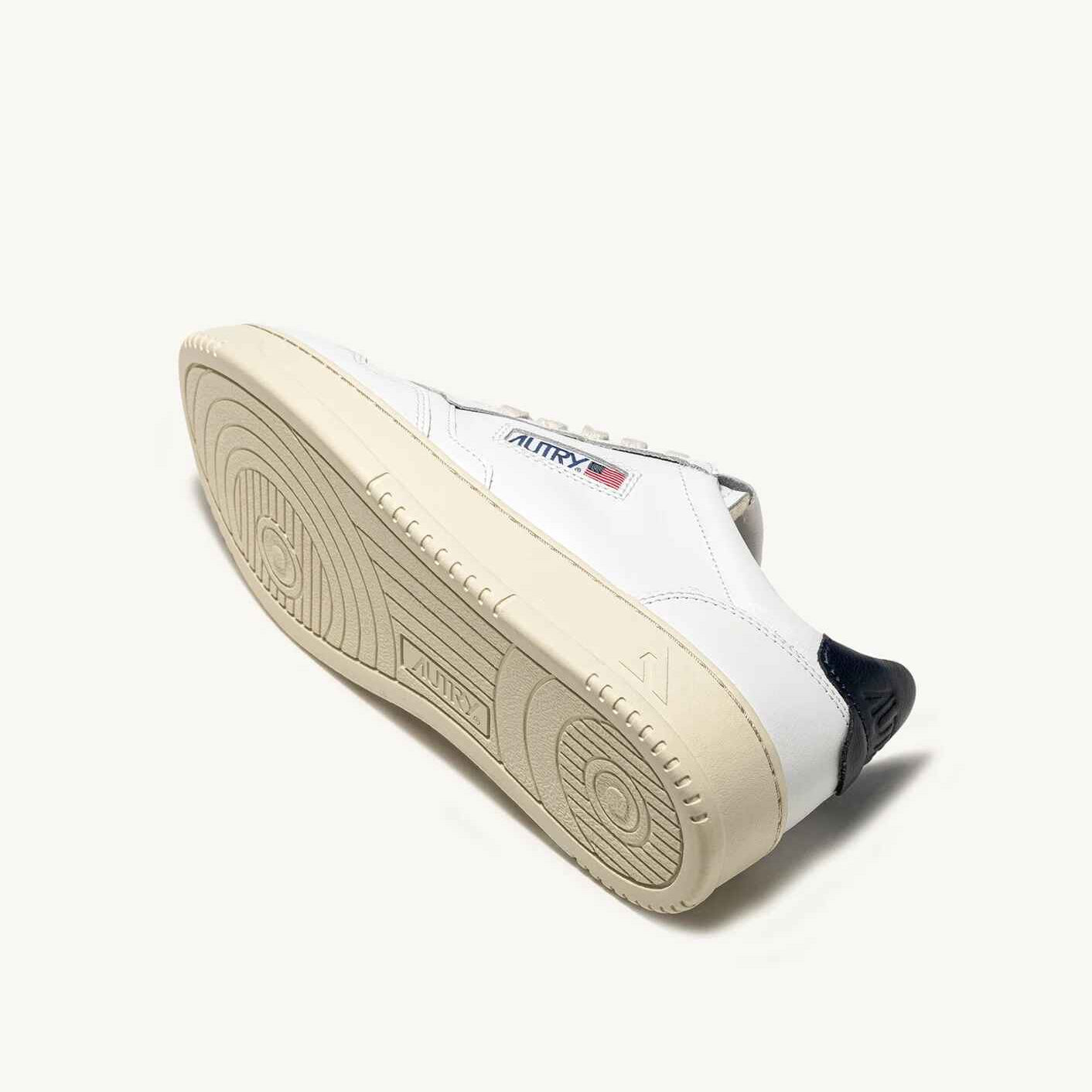 SNEAKERS MEDALIST LOW AUS WEISSEM LEDER MIT SPACE
