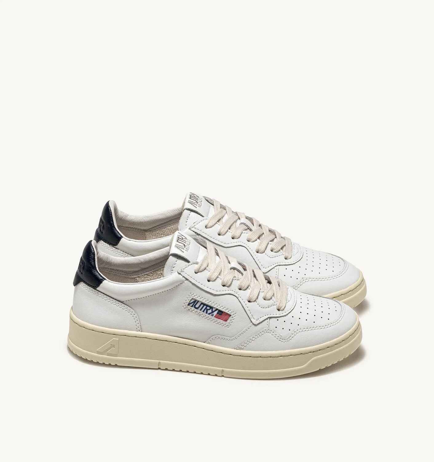 SNEAKERS MEDALIST LOW AUS WEISSEM LEDER MIT SPACE