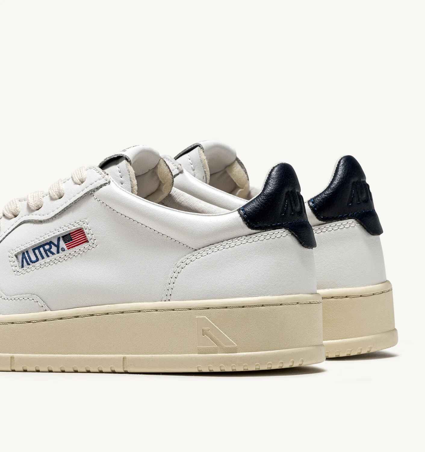 SNEAKERS MEDALIST LOW AUS WEISSEM LEDER MIT SPACE