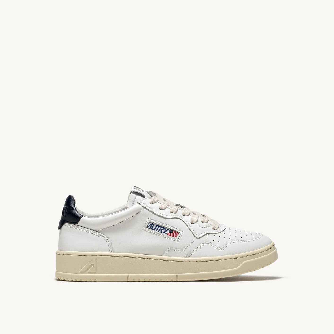 SNEAKERS MEDALIST LOW AUS WEISSEM LEDER MIT SPACE