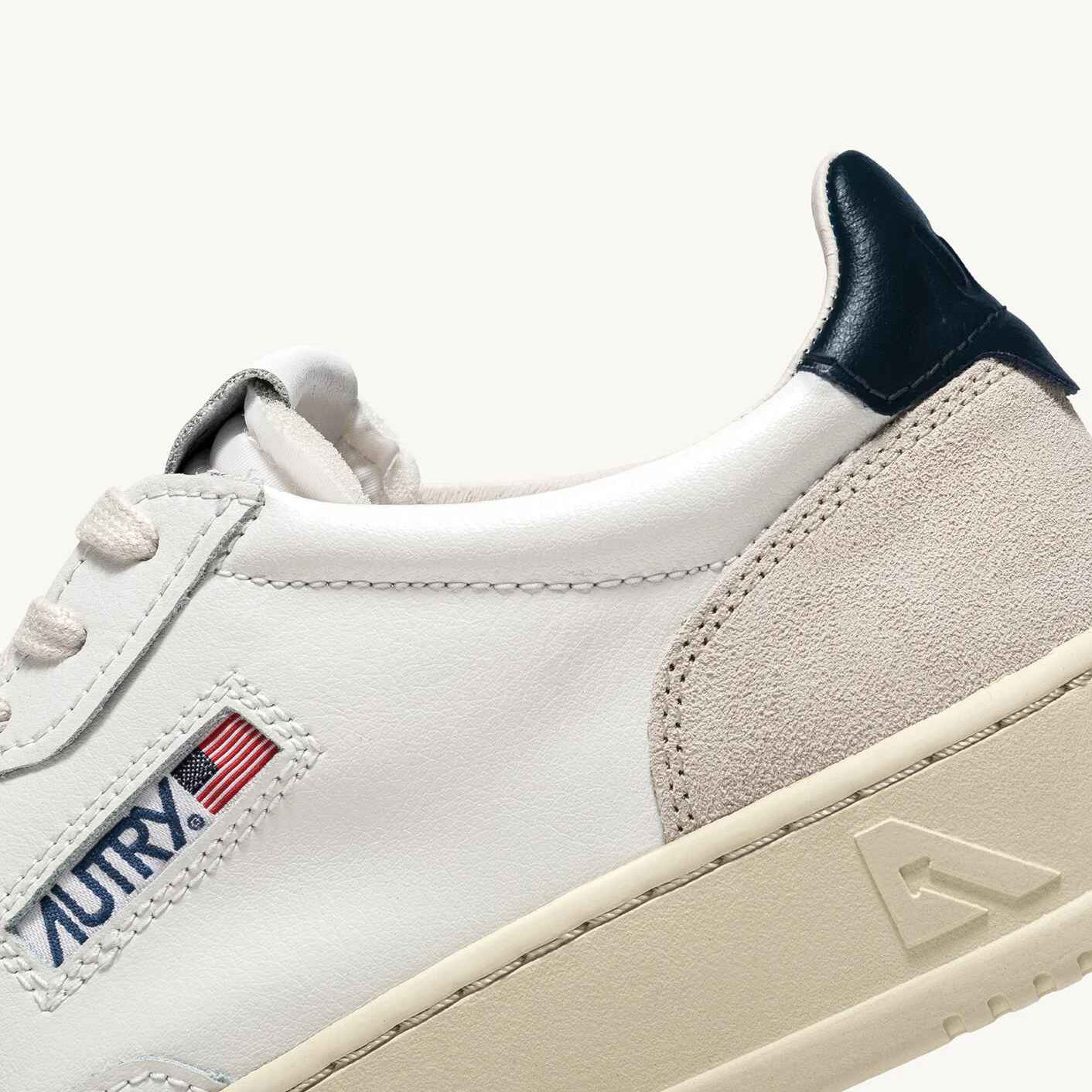 SNEAKERS MEDALIST LOW AUS WEIßEM UND BLAUEM LEDER UND BEIGEM WILDLEDER