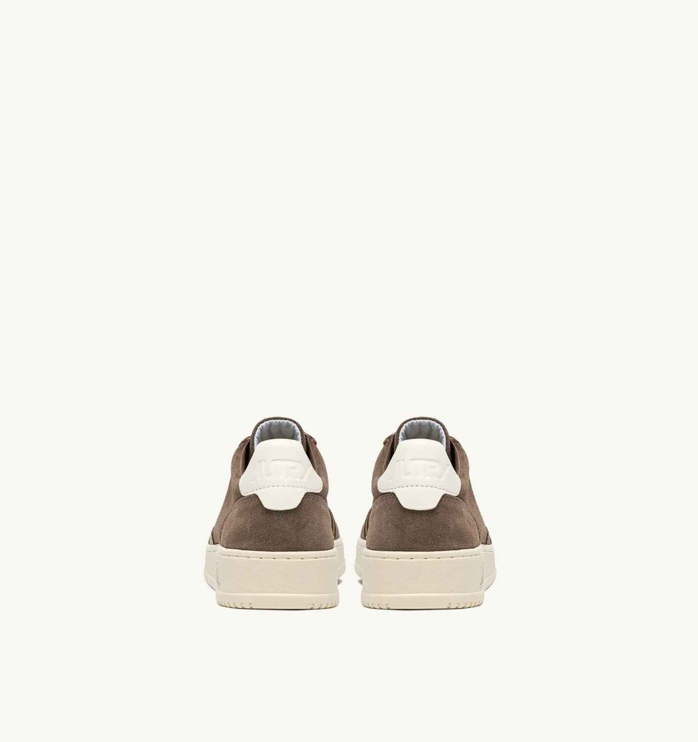 SNEAKERS MEDALIST LOW AUS WILDLEDER IN CIGAR UND WEISS
