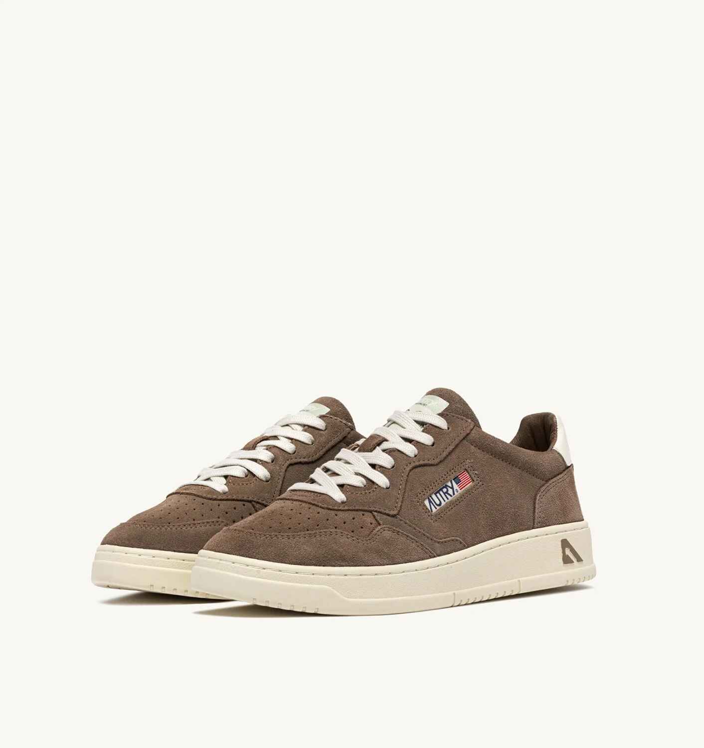 SNEAKERS MEDALIST LOW AUS WILDLEDER IN CIGAR UND WEISS