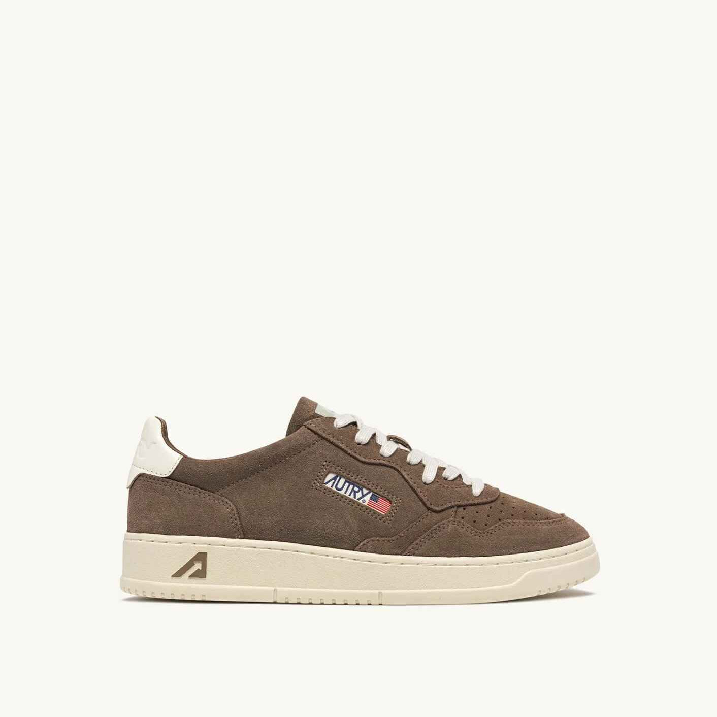 SNEAKERS MEDALIST LOW AUS WILDLEDER IN CIGAR UND WEISS