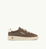 SNEAKERS MEDALIST LOW AUS WILDLEDER IN CIGAR UND WEISS