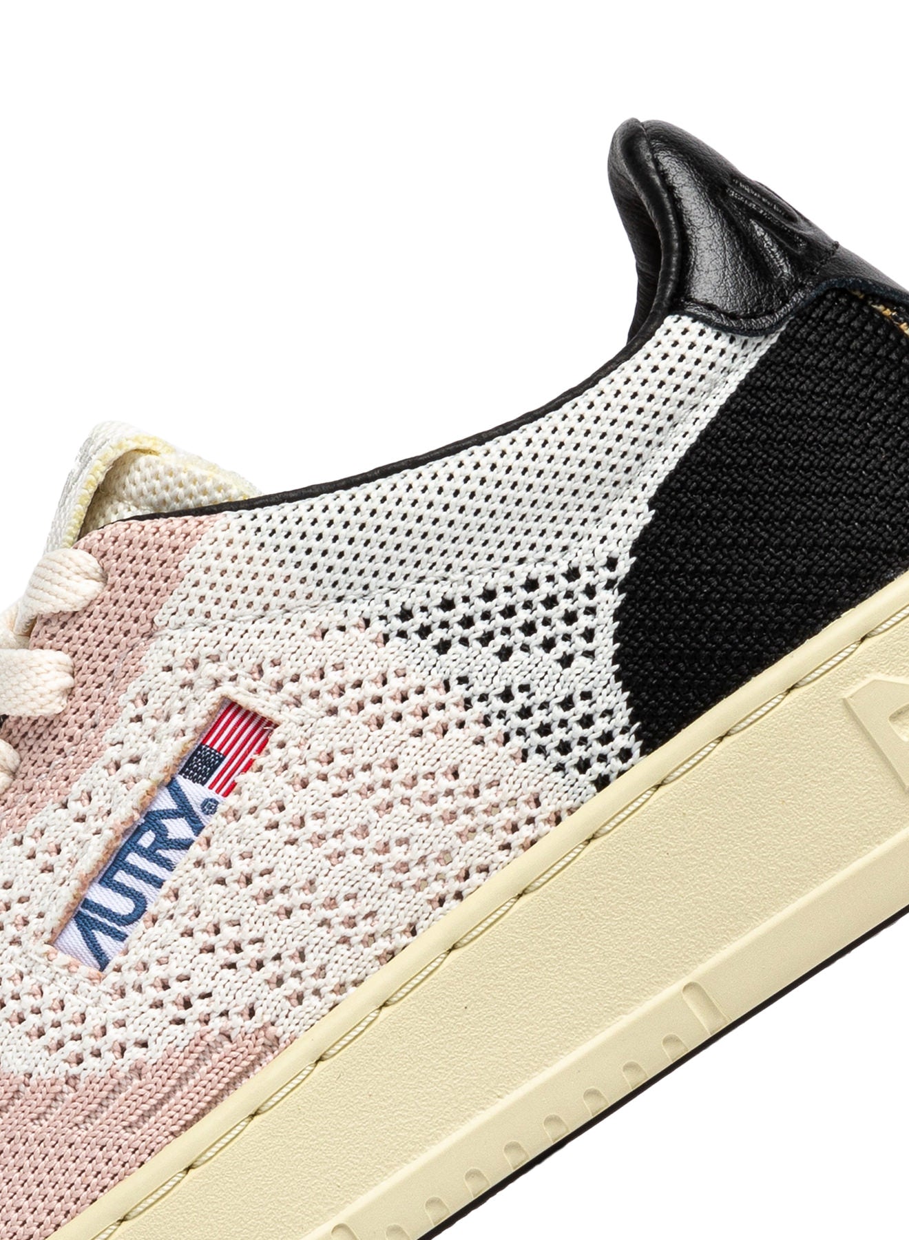 SNEAKERS MEDALIST EASEKNIT LOW AUS STRICK IN ELFENBEIN, SCHWARZ UND POWDER