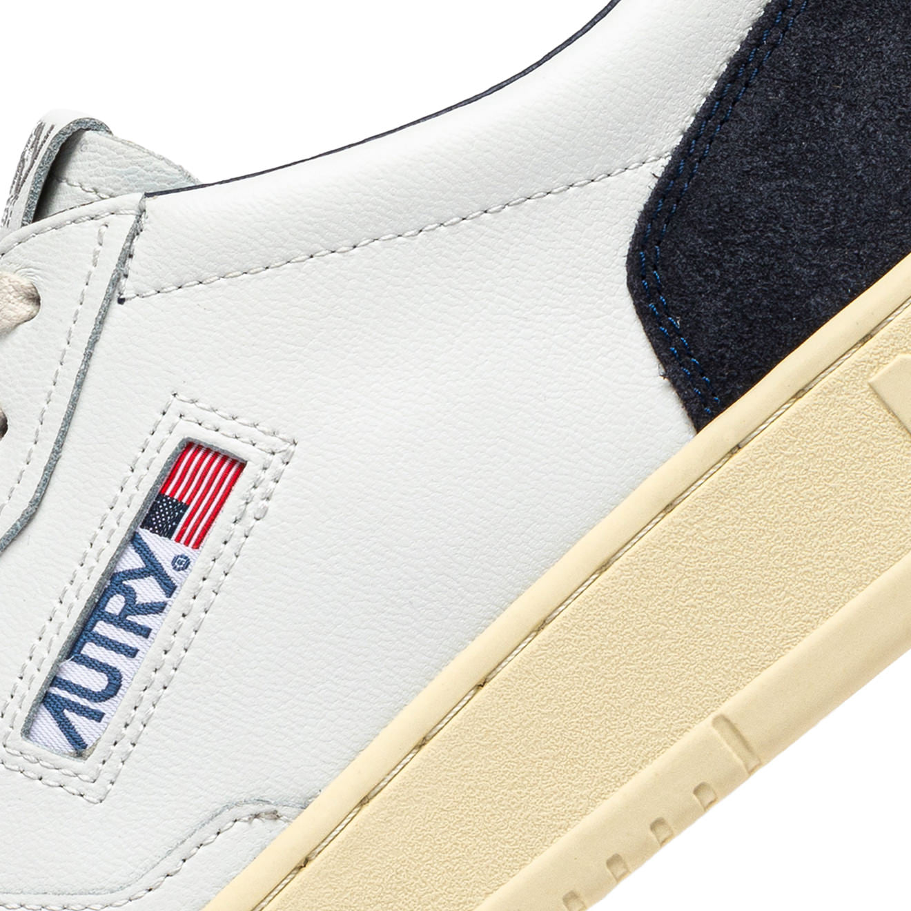 SNEAKERS MEDALIST LOW AUS LEDER IN WEISS UND WILDLEDER IN OCEANO