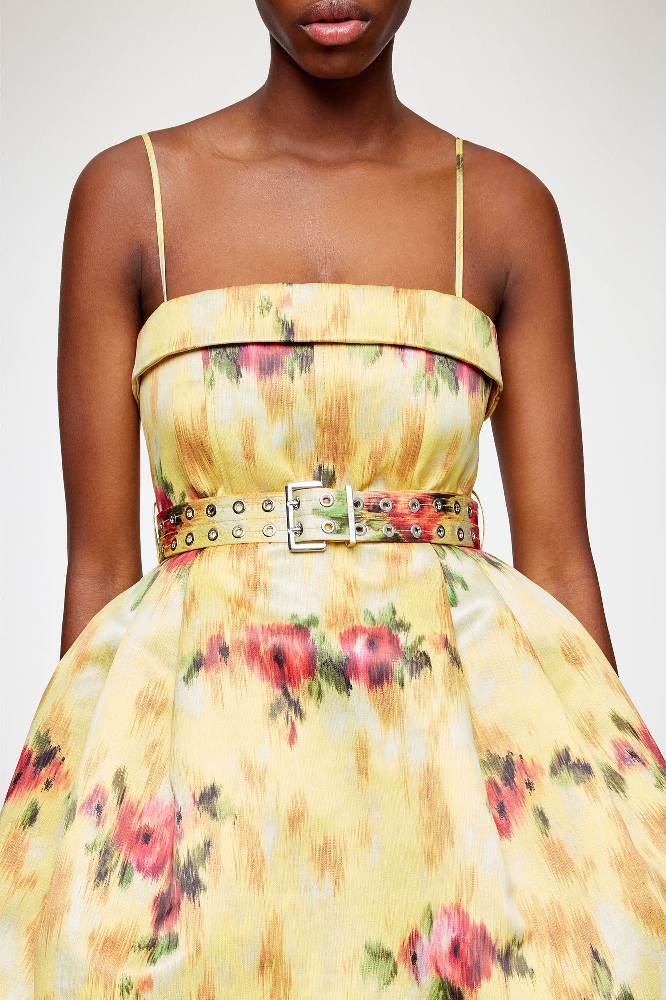 Kleid aus bedrucktem Satin in Gelb