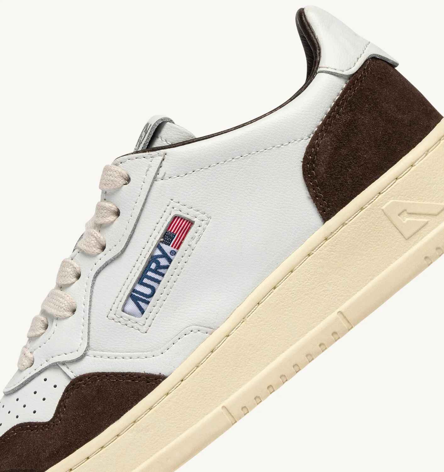 SNEAKERS MEDALIST LOW AUS LEDER IN WEISS UND WILDLEDER IN MOGANO