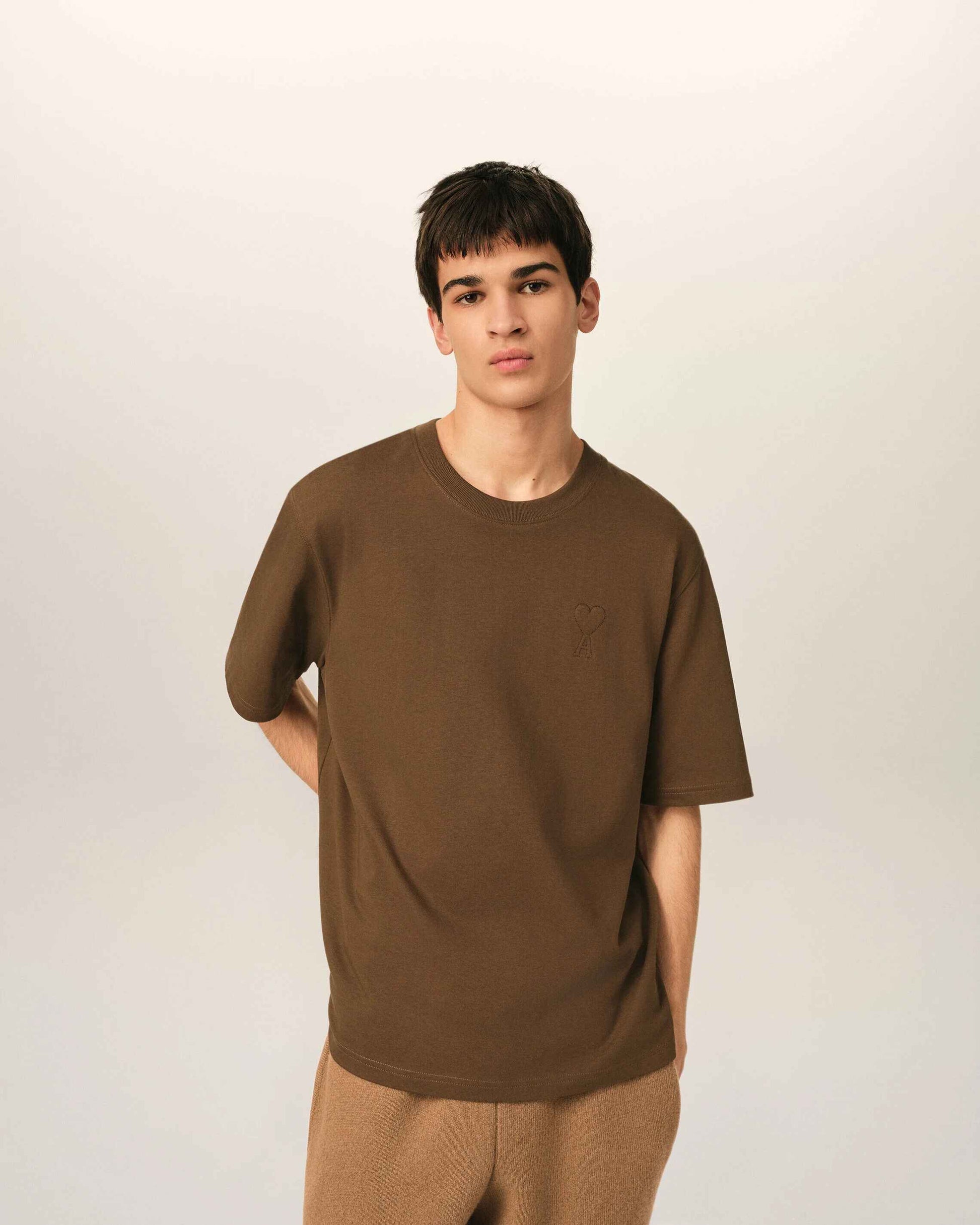 T-Shirt aus brauner Baumwolle mit Prägung