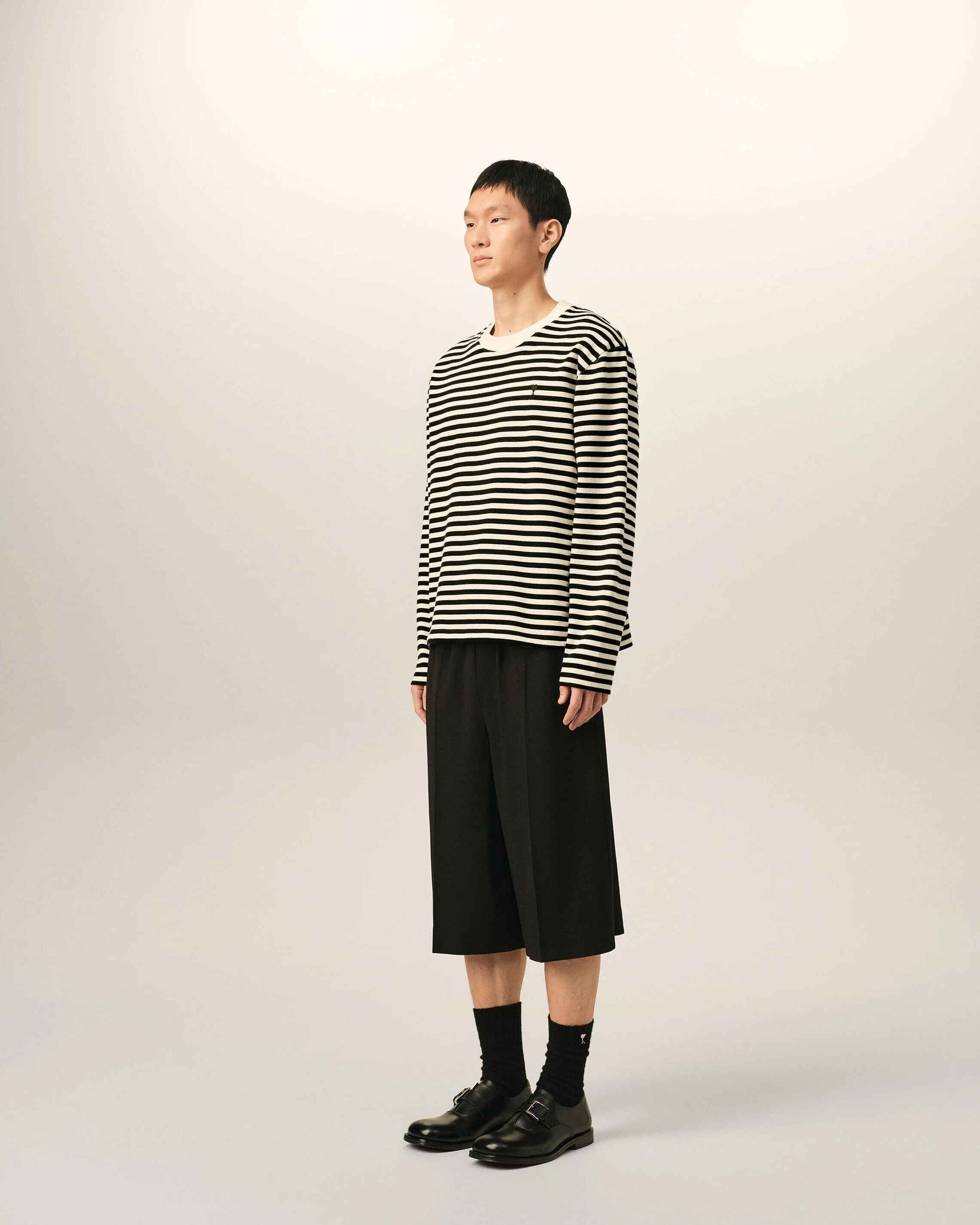 T-Shirt aus schwarzer und weißer Baumwolle im Marinière-Stil