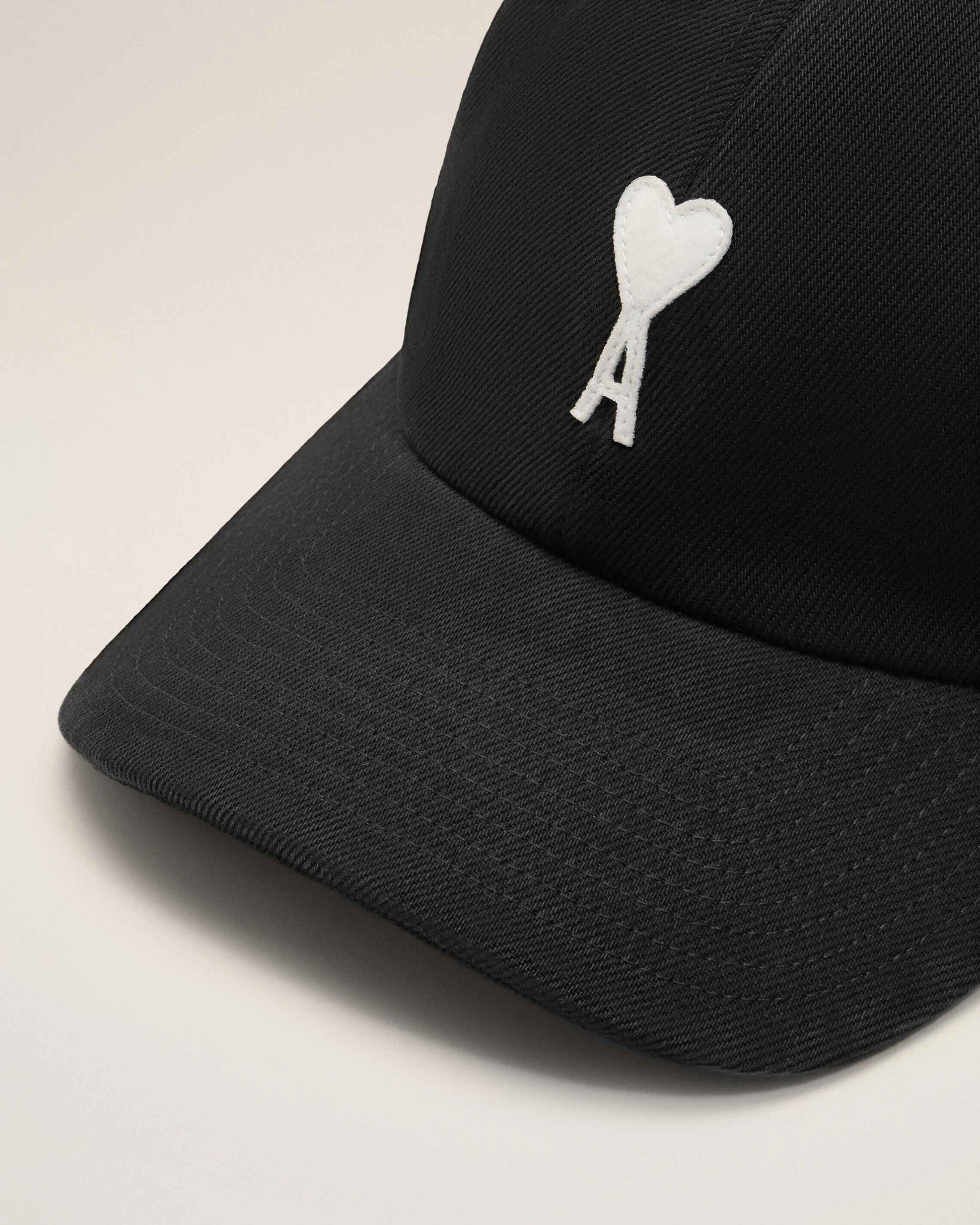 Schwarze Ami De Coeur Baumwollkappe mit Filzaufnäher